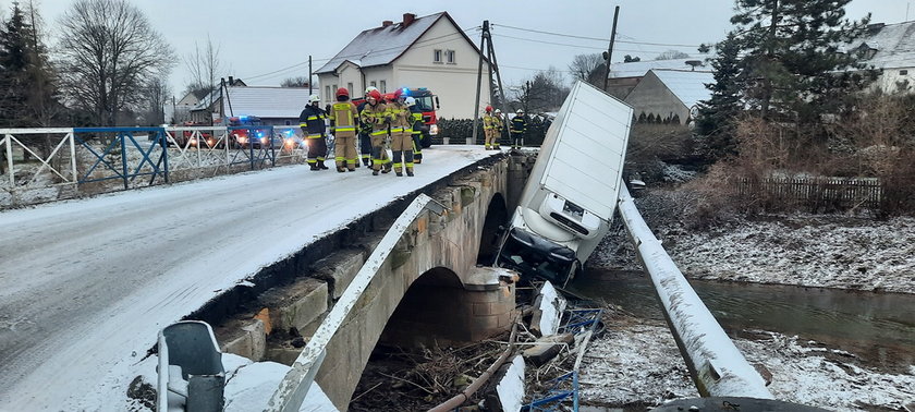 Tir wpadł do rzeki i uszkodził wodociąg. Mieszkańcy zostali bez wody