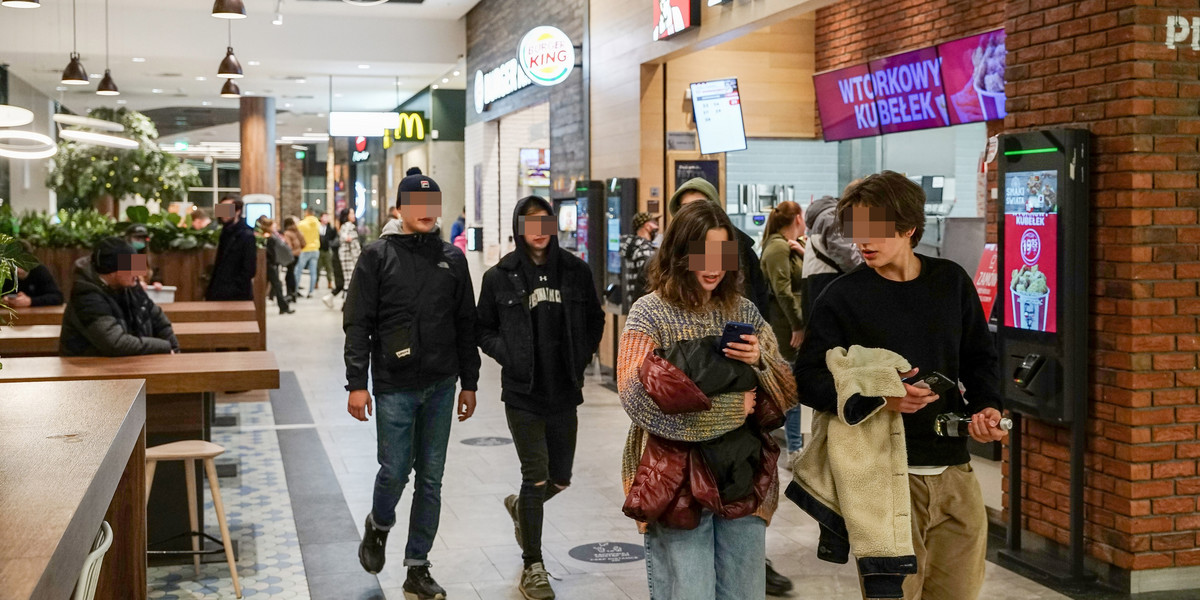 Gdańsk. Centrum handlowe. Na tym zdjęciu żadna z osób nie ma maseczki. Taki obrazek nie jest niestety rzadkością...