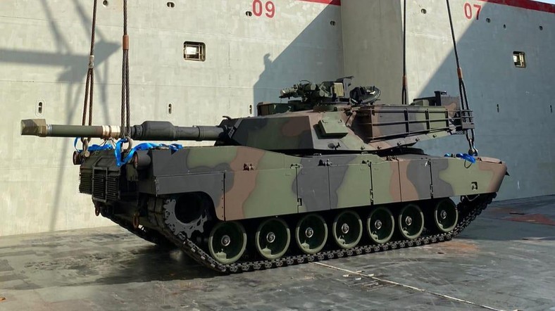 M1A1FEP Abrams w trakcie rozładunku w porcie w Świnoujściu. Dostawa była czwartą i ostatnią w ramach umowy z 4 stycznia 2023 roku. Zamówione 116 czołgów dostarczono do kraju w 1,5 roku.