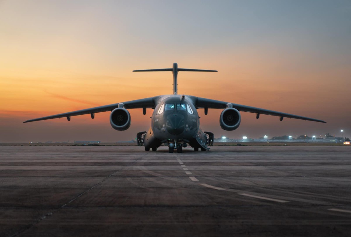 KC-390 Millenium w trakcie postoju na płycie lotniskowej.