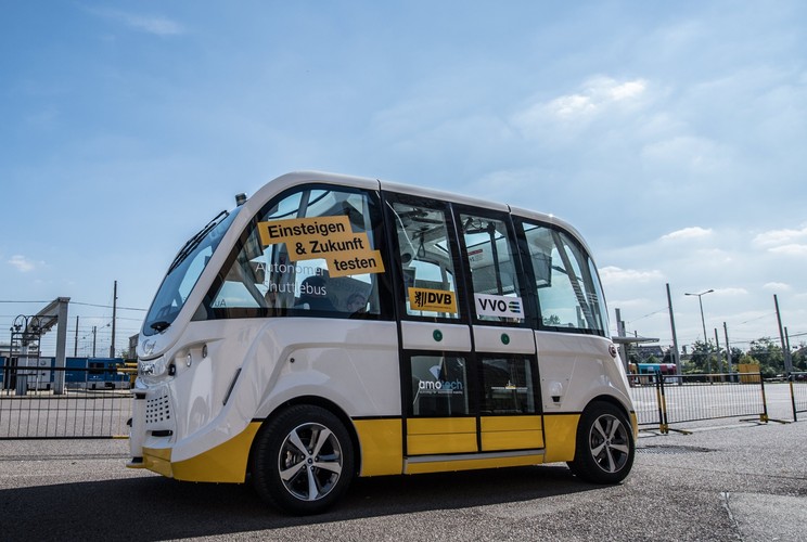 Pojazd ma 4,75 metra długości i 2,11 metra szerokość. Na swój pokład autonomiczny autobus może zabrać maksymalnie 15 pasażerów (jest 11 miejsc siedzących i 4 stojące).