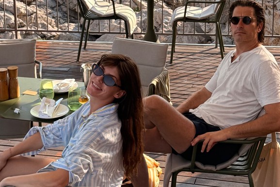 (FOTO) TAMARA DRAGIČEVIĆ BEZ ŠMINKE, BENČINA GO DO POJASA Sa decom otišli iz Srbije, a ona priznala kako žive: "Realnost je drugačija, telo me boli od umora"