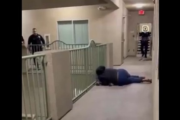 (UZNEMIRUJUĆE) Žena slavila pobedu omiljenog tima, policija došla zbog buke i UBILA JOJ PSA: Vrištala i grcala u suzama nad lešom svog ljubimca (FOTO, VIDEO)