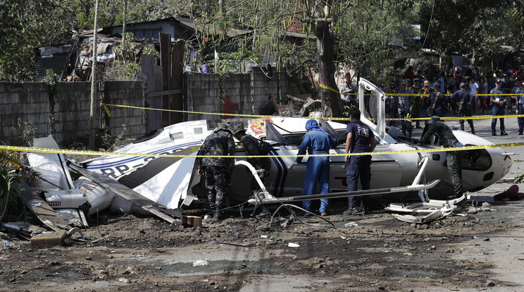 Lezuhant a Fülöp-szigeteki rendőrfőnök helikoptere, de mindenki túlélte a balesetet/ Fotó: MTI/AP/Aaron Favila