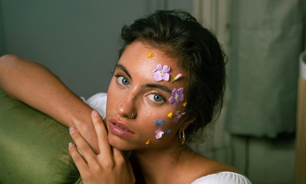 Bez podkładu, bez filtra, a skóra wygląda jak z Photoshopa. Ten witaminowy krem daje efekt wypoczętej skóry w 10 sekund