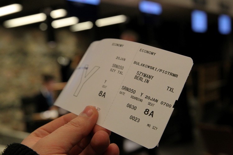 Karta pokładowa jednego z pierwszych pasażerów   <br><br>fot. PAP/Tomasz Waszczuk