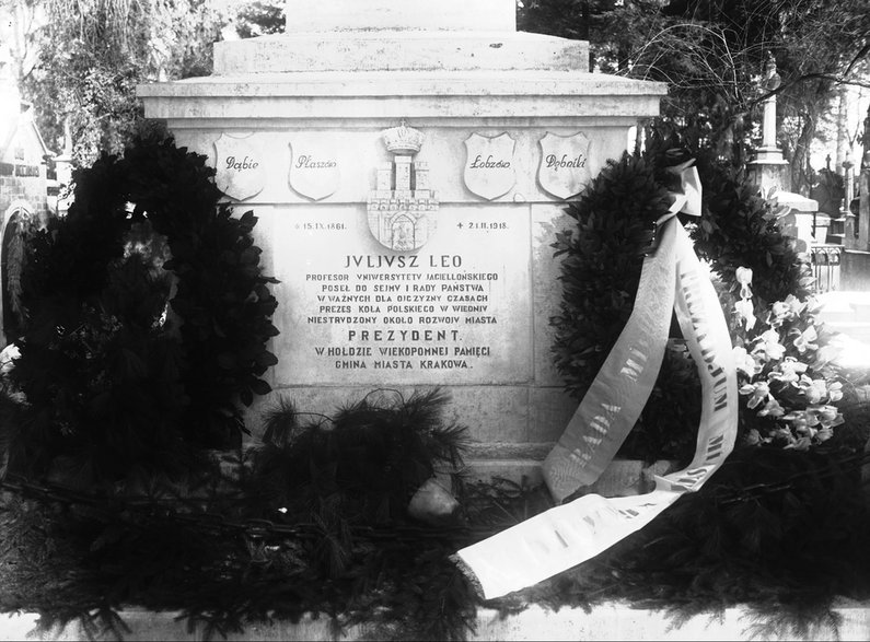 Grobowiec prezydenta Juliusza Leo. Cmentarz Rakowicki. Źródło: NAC.