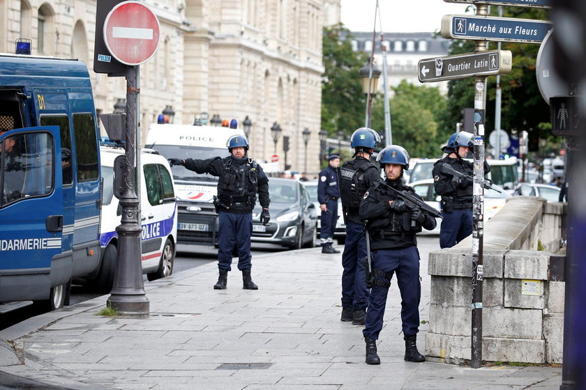 Francja. Atak na policjanta w Paryżu. Sprawca zaatakował młotkiem