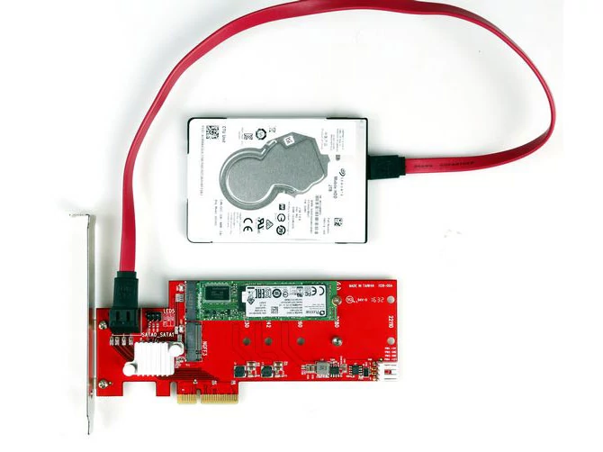 SSD Plextor S3G ze złączem M.2 w adapterze Delock 89379, a ponad nimi HDD 2,5"