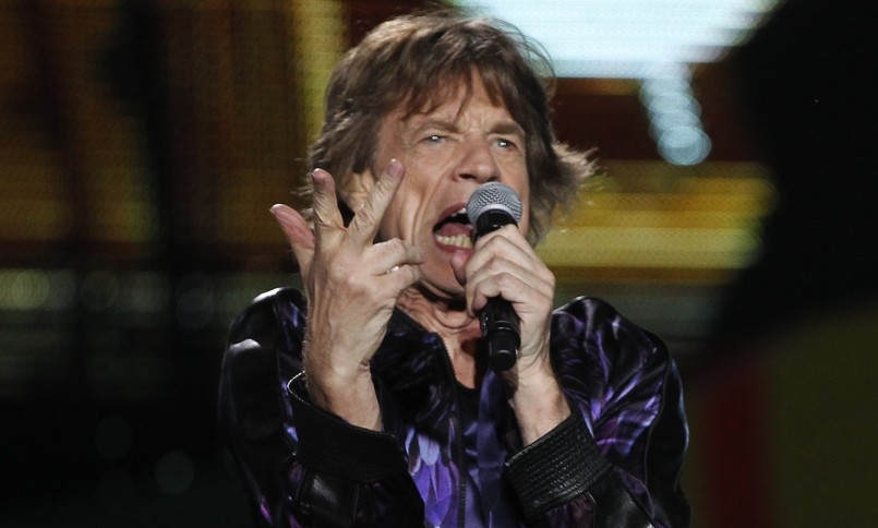 Rockowi weterani z The Rolling Stones są właśnie w (być może ostatniej w historii) trasie "Ole". Wystartowali w Los Angeles, teraz dotarli do Ameryki Południowej. I tu panom mogło nieco skoczyć ciśnienie, bowiem tuż po ich koncercie w Buenos Aires doszło do strzelaniny. Miejscowy gang próbował przejąć ciężarówkę, w której znajdował się utarg ze sprzedaży napojów w trakcie show Brytyjczyków. Operacja się nie powiodła, ale zginął jeden z pracujących dla Stonesów ludzi. Występy zespołu nie zostały odwołane. Wprowadzono jednak zaostrzoną formę ochrony The Rolling Stones podczas ich trasy w Ameryce Południowej. Członkowie grupy muszą odtąd przemieszczać się osobno i z towarzyszeniem uzbrojonych ochroniarzy. Zaś pod hotelami, w których będą nocować, mają stać wyposażeni w ostrą amunicję strażnicy. Trasę "Ole" zakończą dwa koncerty w Meksyku, które odbędą się 14 i 17 marca.. Oto, jak dali czadu w Montevideo, podczas swego pierwszego koncertu w Urugwaju.