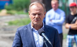 Tusk o sprzedaży części stacji Lotosu koncernowi MOL: Robią interesy z łapówkarzem
