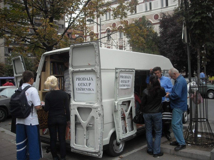 Umesto uličnih tezgi udžbenici se prodaju iz vozila