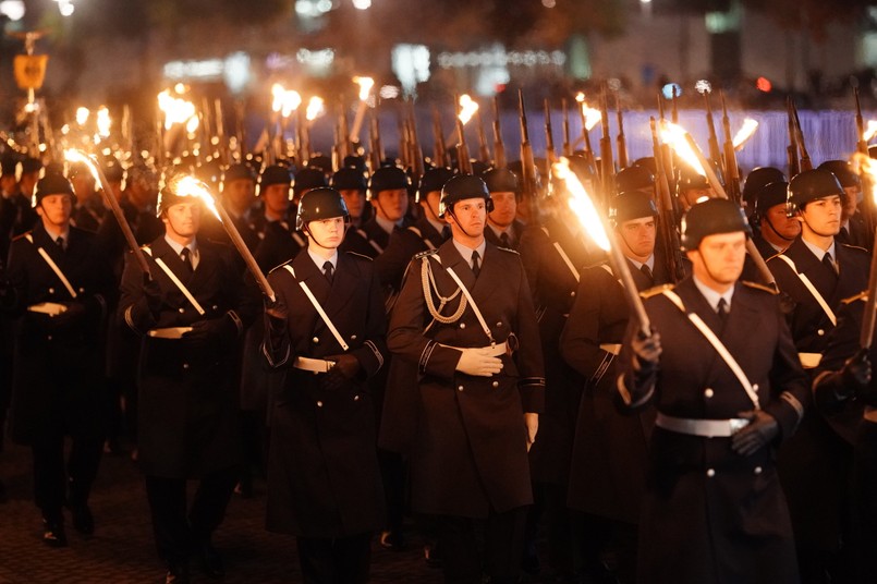 Niemieccy żołnierze przed Reichstagiem