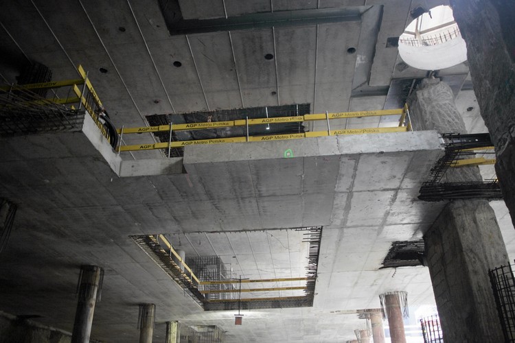 Wystrój stacji Stadion ma podobno nawiązywać motywami sportowymi do sąsiadującego Stadionu Narodowego. Ściany peronów będą ozdobione m.in. rysunki biegaczy oraz koszykarzy. Tarcze, które drążą tunele ze stacji Powiśle, mają teraz przetoczyć się dalej, by drążyć tunel pod Wisłą w kierunku Powiśla - donoszą media.