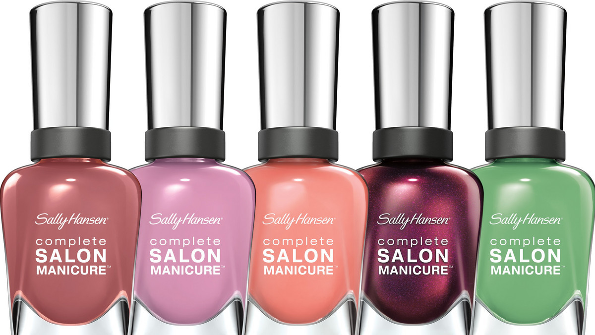 Sally Hansen, ekspert w kolorowym świecie paznokci, także i w tym sezonie przekłada trendy z katalogów na ulicę. Pięć unikatowych, jesiennych barw już w lipcu 2015r. rozszerzy popularną serię Complete Salon Manicure od Sally Hansen. Kojąca lila, energetyzująca brzoskwinia, ożywcza zieleń, nowoczesna marsala i metaliczny, intensywny burgund… Tak różnorodną gamą zachwyciłby się każdy artysta.