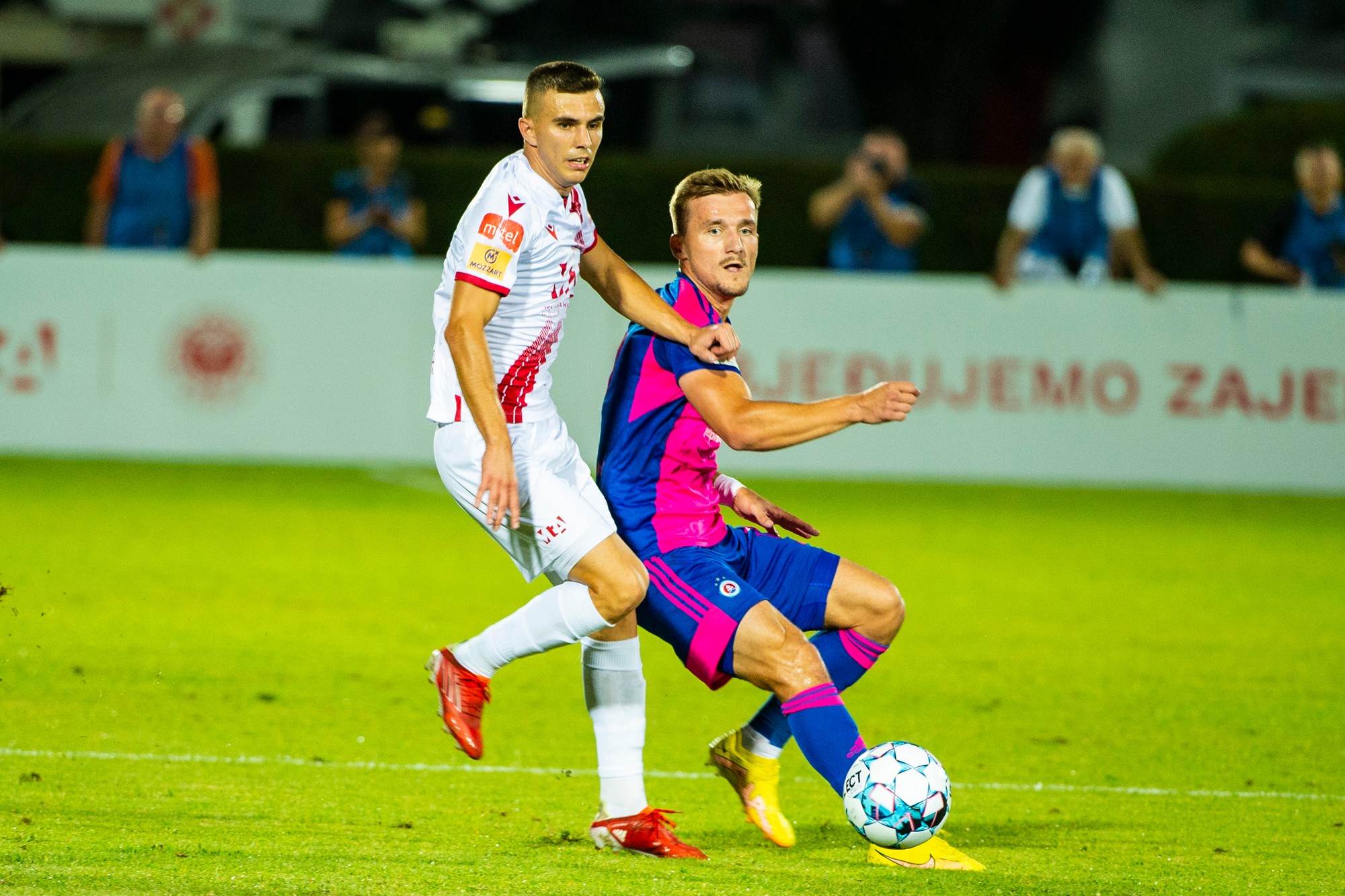 Zľava Ivan Jukič (Mostar) a Jurij Medveděv (Slovan) bojujú o loptu. 