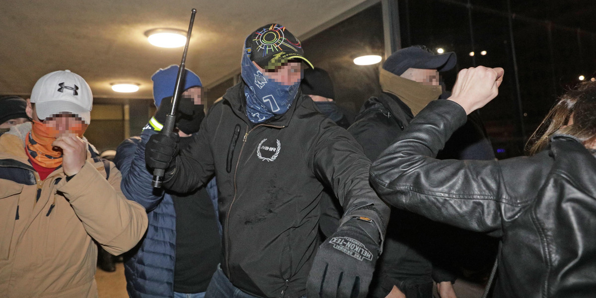 Nieumundurowani policjanci użyli pałek teleskopowych wobec protestujących