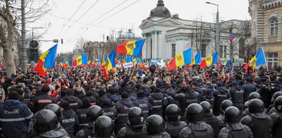 Prorosyjska partia na czele antyrządowych protestów. Macki Putina sięgają do kolejnego kraju