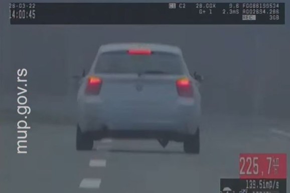 VOZILA 220 GDE JE OGRANIČENJE 80! Devojka (30) divljala na putu u BMW-u: Presretači je zaustavili (VIDEO)