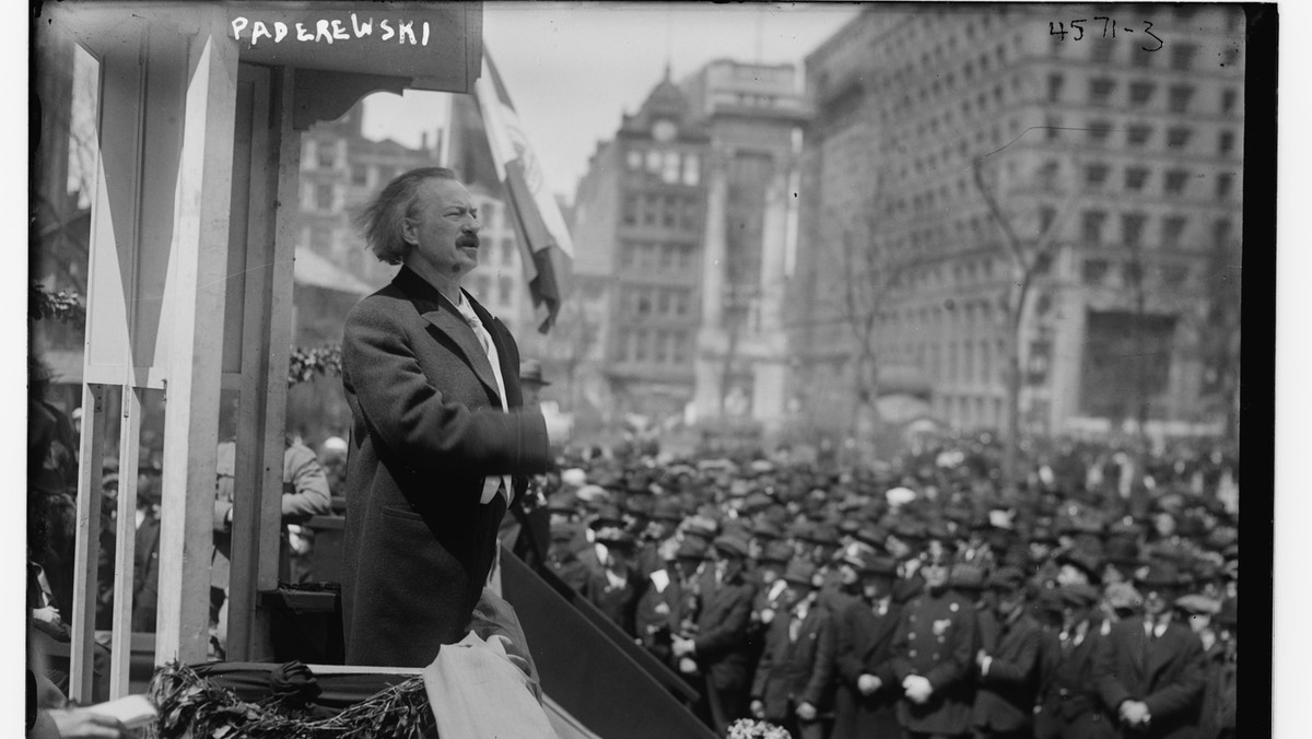 Ignacy Jan Paderewski przemawia w Ameryce w 1900 roku. 