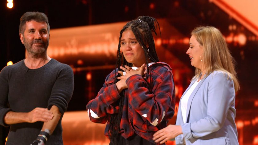 Sara (w środku) wzruszona do łez po zaśpiewaniu "Lovely" Billie Eilish. Z lewej Simon Cowell (62 l.)