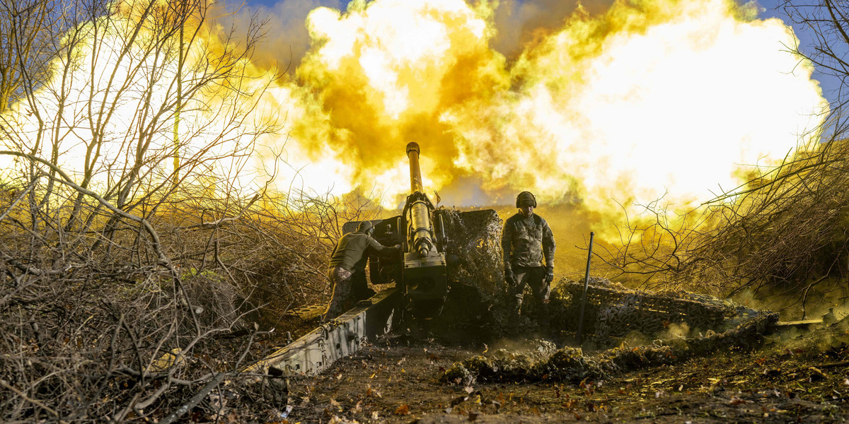 Ukraińcy prowadzą ostrzał artyleryjski rosyjskich pozycji. 