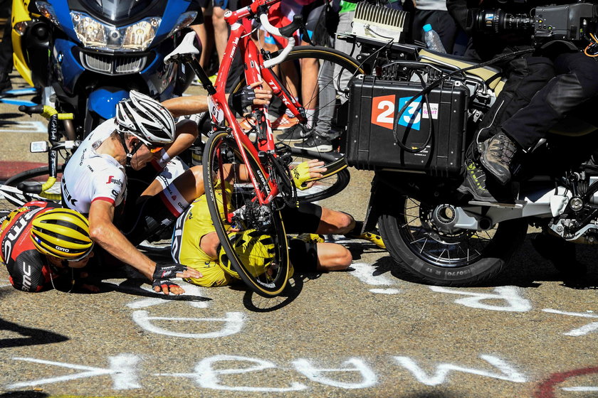 Chris Froome zderzył się z motocyklem podczas Tour de France