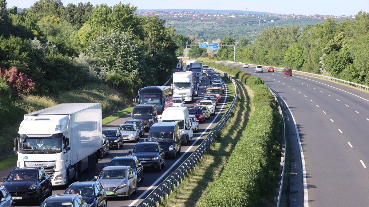 Súlyos baleset az M7-esen, négy autó ütközött: két kisgyermeket kórházba szállítottak