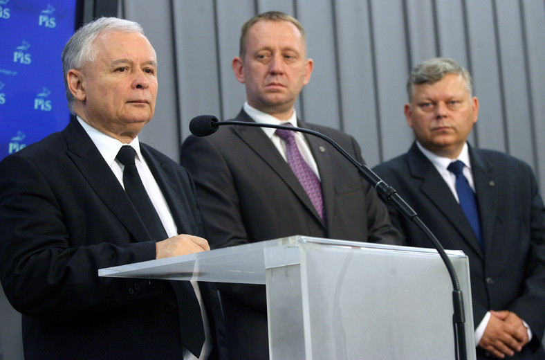 Prezes PiS Jarosław Kaczyński i posłowie Robert Telus oraz Marek Suski. Zdjęcie z 2011 r.