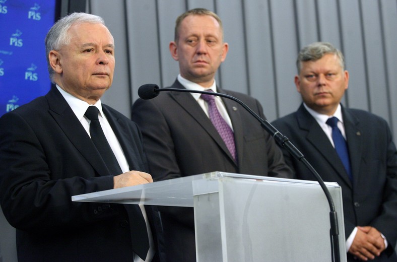 Prezes PiS Jarosław Kaczyński i posłowie Robert Telus oraz Marek Suski. Zdjęcie z 2011 r.