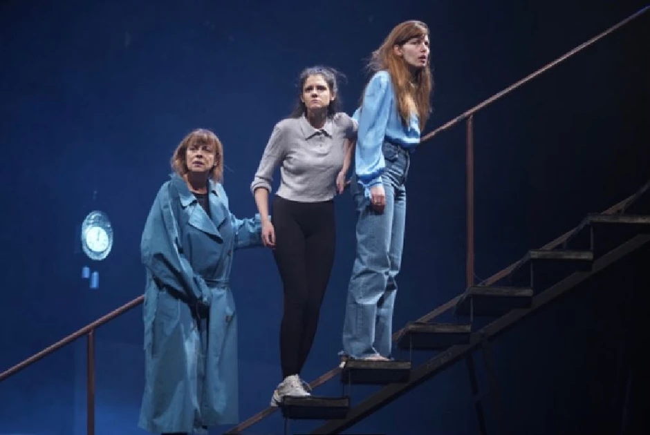 Anita Mančić, Sanja Marković i Tamara Dragićević na probi predstave „Čudo u Šarganu“