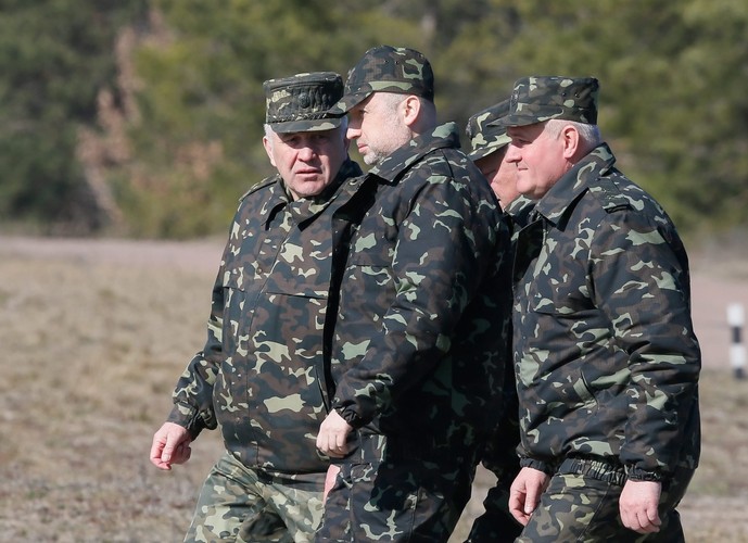 Manewry ukraińskiej armii na poligonie Gonczariwka, 120 km na północny wschód od Kijowa. Pełniący obowiązki prezydenta Ukrainy Ołeksandr Turczynow w środku