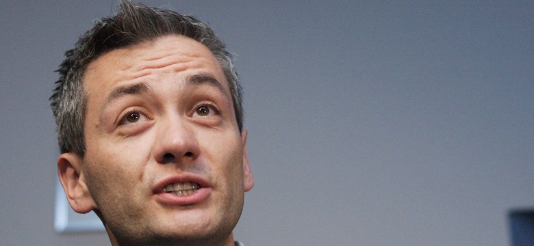 Biedroń krytykuje żałobę. "Najpierw smutek, a potem poseł mlaska"