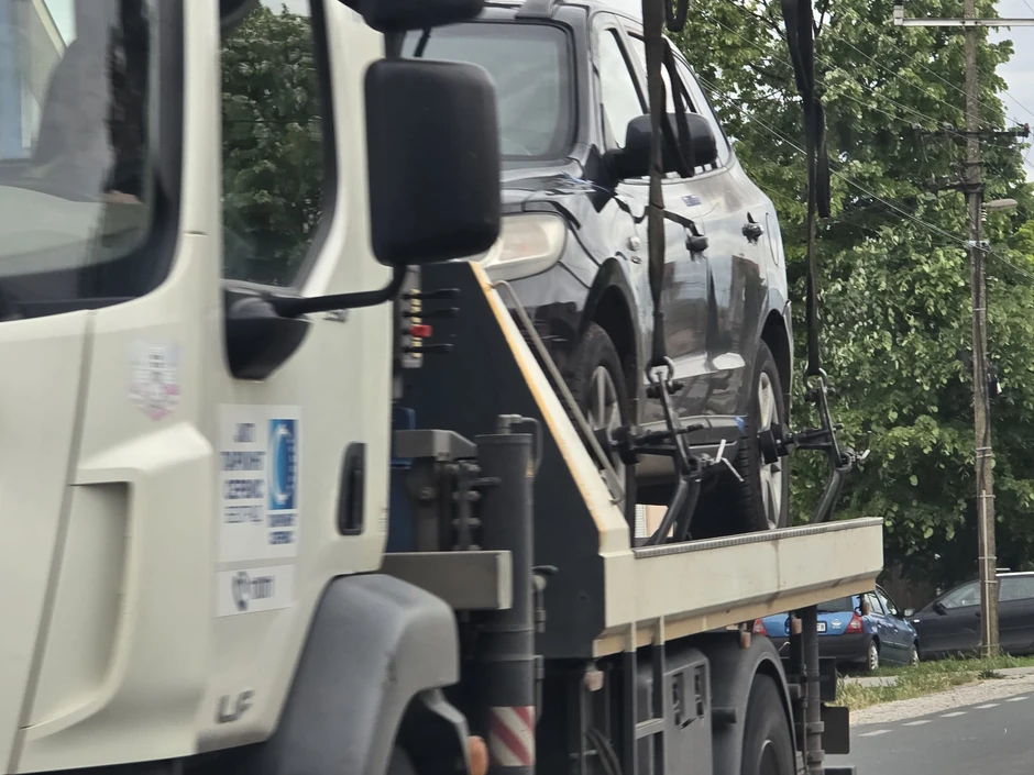 Džip koji je pronadjen u Putincima prevoze u Beograd