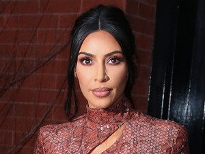 Igencsak passzos ruhában kígyózik Kim Kardashian