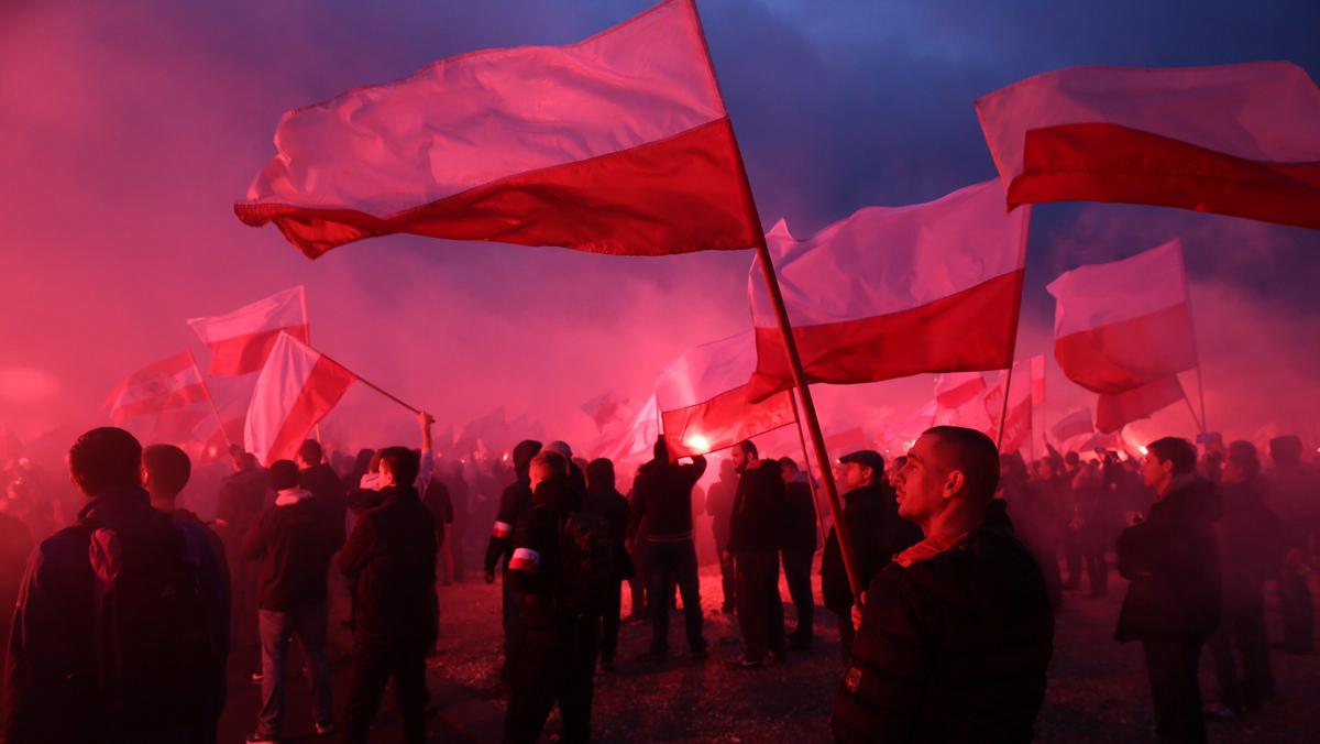 uczestnicy marszu na błoniach Stadionu Narodowego