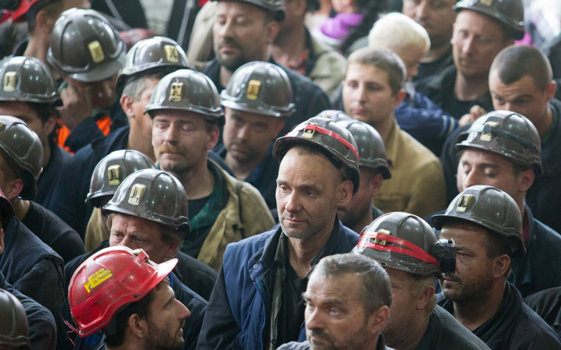 Sosnowiec, 27.09.2014. Górnicy, którzy od czterech dni prowadzili podziemny protest, wyjechali na powierzchnię 27 bm. w Kopalni Węgla Kamiennego Kazimierz-Juliusz w Sosnowcu. PAP/Andrzej Grygiel