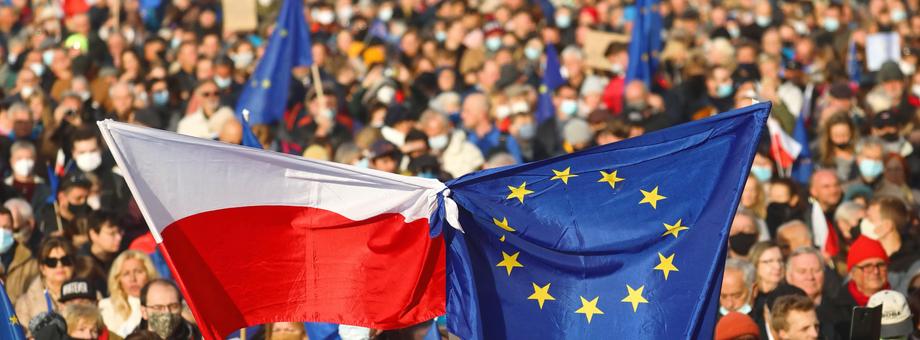 Połączone flagi Polski oraz Unii Europejskiej