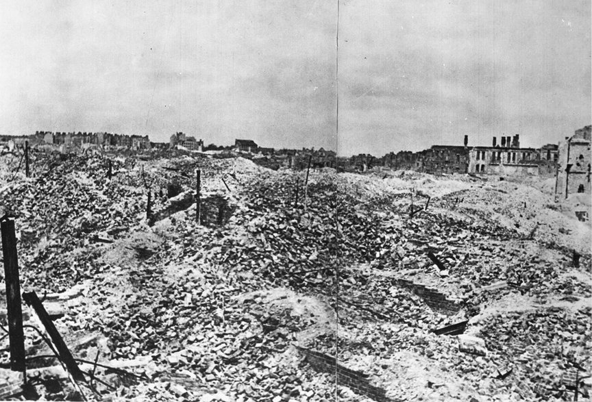 Po upadku powstania w getcie naziści zniszczyli wszystkie pozostałe domy i wyrównali teren (1943)