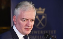 Wicepremier przeprosił za wypowiedź o zarobkach. Po Sejmie krąży tymczasem słoik 'Na Gowina'