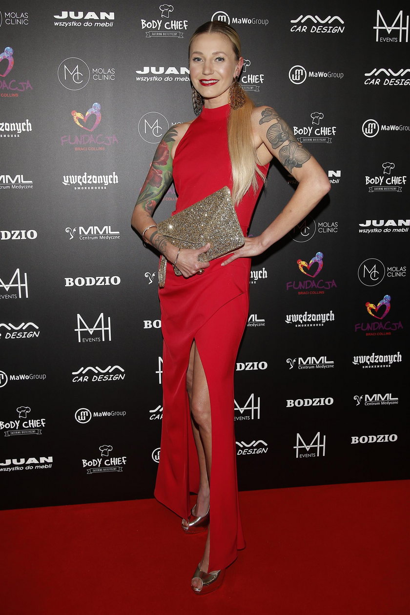 Daria Ładocha w czerwonej sukni podkreśliła swoją szczupłą sylwetkę.