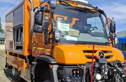 Nowy pojazd techniczny w Stacji Podgórze. Zimą odśnieży, latem przytnie gałęzie