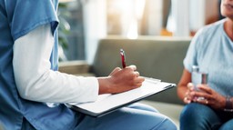 lekarze wyjaśniają jakie mogą być przyczyny zawrotów głowy, kiedy mogą