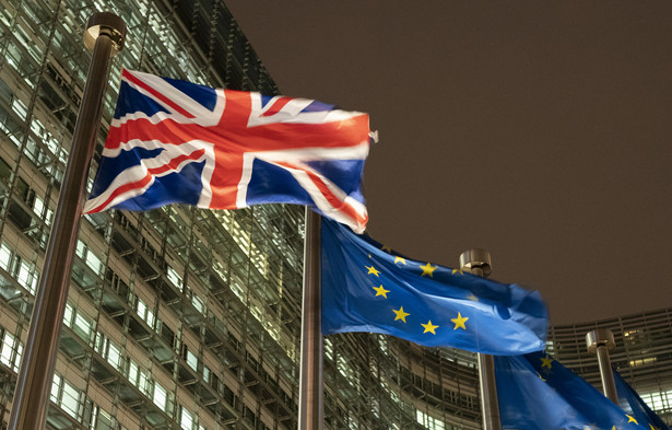 Flagi Wielkiej Brytanii i Unii Europejskiej powiewają przed budynkiem Komisji Europejskiej