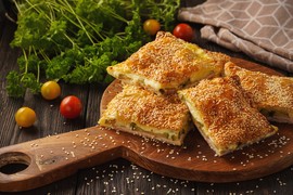 Najlakša PITA OD LISNATOG TESTA sa tikvicama, šunkom i mocarelom - savršeno hrskava i sočna!