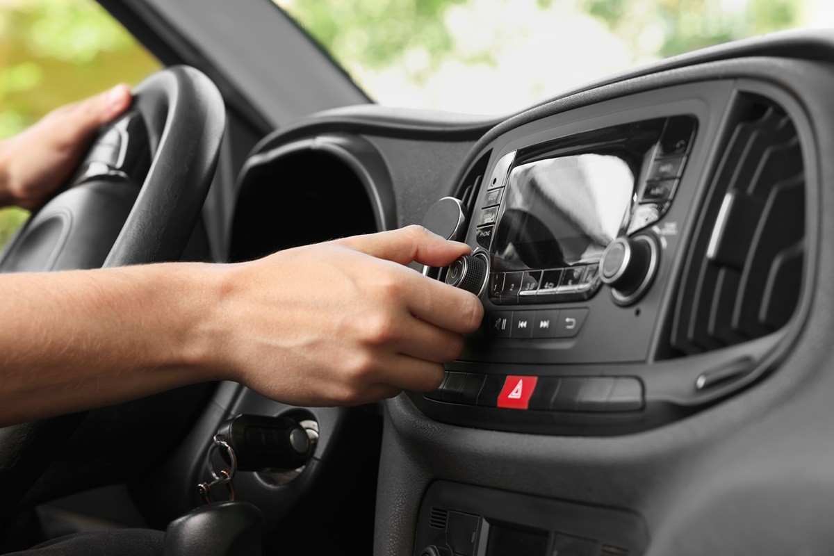 Dobra wiadomość dla kierowców elektryków: Dofinansowanie z programu NaszEauto zwolnione z PIT – Ale uwaga na podstawę prawną!