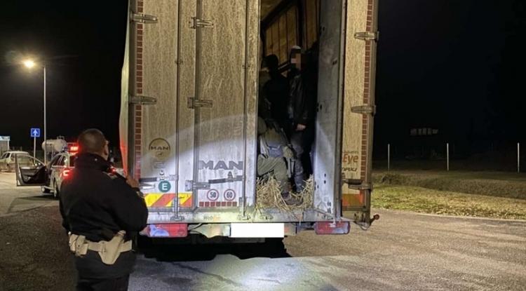 55 migráns egy teherautóban