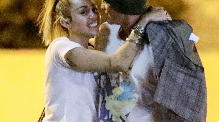 Miley Cyrus le sem tagadhatja, milyen boldog Cody Simpson mellett /Fotó: Northfoto