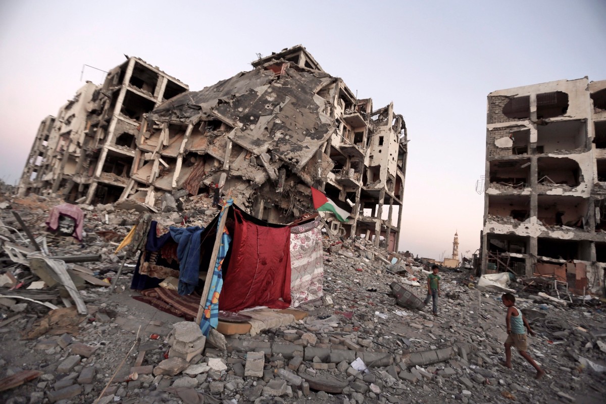 Namiot wśród ruin w Strefie Gazy