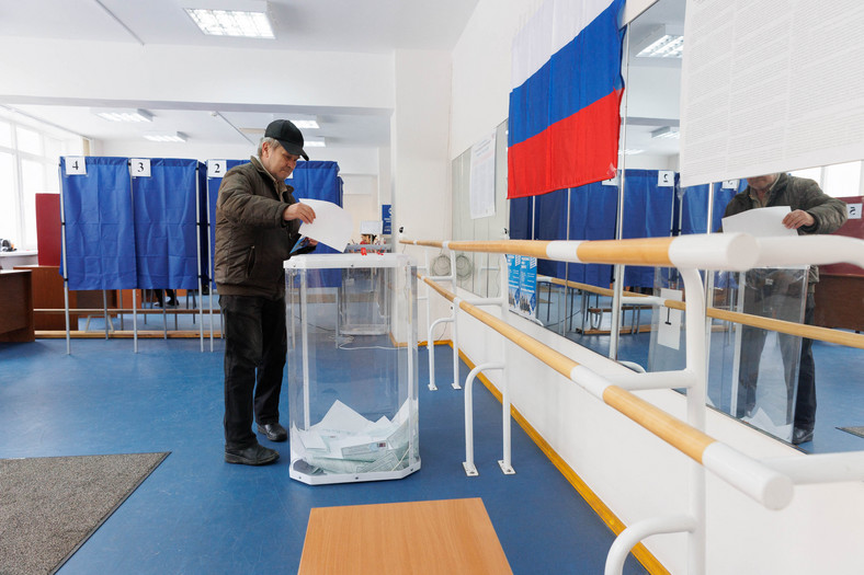 Rosjanin głosuje w wyborach prezydenckich w Jekaterynburgu, Rosja, 15 marca 2024 r.